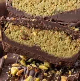 Dubai chocolate cups with crunchy pistachio filling